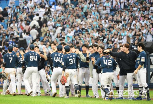 6일 대구 삼성라이온즈파크에서 열린 NC와 삼성의 와일드카드 1차전. NC가 삼성에 4대 1로 승리했다. 경기 종료 후 승리의 기쁨을 나누고 있는 NC 선수들. 대구=송정헌 기자songs@sportschosun.com/2025.10.06/