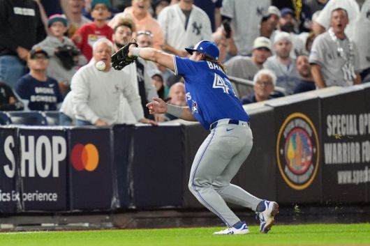 토론토 3수루 애디슨 바거가 4회말 오스틴 우레스의 플라이를 놓치는 실책을 범하고 있다. AP연합뉴스