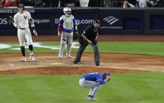 토론토 투수 루이스 발랜드가 4회 애런 저지에게 홈런포를 맞은 직후 머리를 감싸며 자책하고 있다. UPI연합뉴스