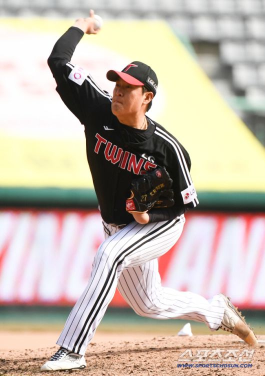 15일 인천 SSG랜더스필드에서 열린 시범경기 LG-SSG전. 김강률이 투구하고 있다. 인천=정재근 기자 cjg@sportschosun.com/2025.3.15/