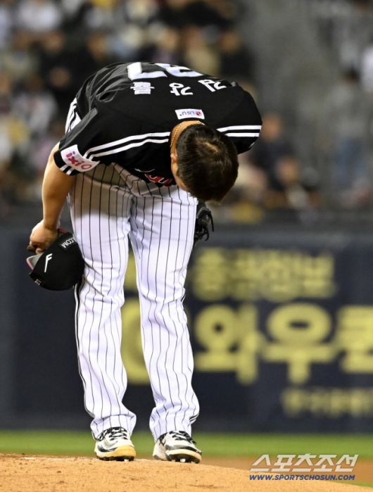 7일 잠실야구장에서 열린 LG와 두산의 경기, 6회말 무사 만루 등판한 LG 김강률이 1루 관중석의 두산 팬들에게 인사하고 있다. 잠실=허상욱 기자wook@sportschosun.com/2025.05.07/