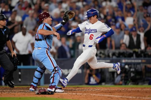 김혜성이 연장 11회말 대주자로 기용돼 2사 만루서 앤디 파헤스의 땅볼을 잡은 투수 오라이온 커커링의 실책 때 결승점을 올리고 있다. AP연합뉴스