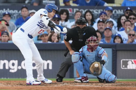 오타니 쇼헤이가 6회말 필라델피아 선발 크리스토퍼 산체스의 바깥쪽 공에 헛스윙 삼진을 당하고 있다. AP연합뉴스