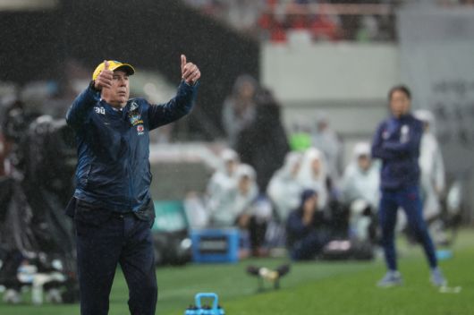 엄지 들어보이는 브라질 카를로 안첼로티 감독      (서울=연합뉴스) 이동해 기자 = 10일 서울 마포구 서울월드컵경기장에서 열린 한국과 브라질 축구 대표팀의 친선경기. 브라질 카를로 안첼로티 감독이 엄지를 들어올리고 있다. 2025.10.10