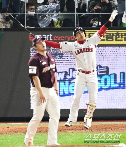 한국시리즈 5차전 키움과 SSG의 경기가 7일 인천 SSG랜더스필드에서 열렸다. 9회말 SSG 김강민이 키움 최원태를 상대로 역전 3점홈런을 날렸다. 환호하고 있는 김강민. 인천=송정헌 기자songs@sportschosun.com/2022.11.07/