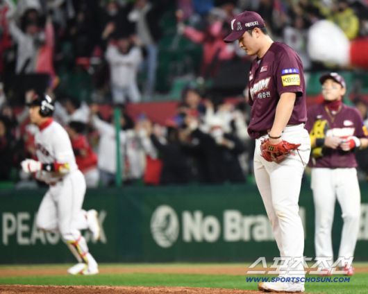 7일 인천 SSG 랜더스필드에서 열린 키움 히어로즈와 SSG 랜더스의 한국시리즈 5차전. 9회말 1사 1, 3루 김강민이 끝내기 3점 홈런을 치며 SSG가 승리했다. 최원태가 고개 숙이고 있다. 인천=정재근 기자 cjg@sportschosun.com/2022.11.7/