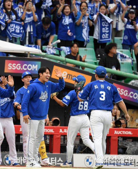 9일 인천SSG랜더스필드에서 열린 SSG와 삼성의 준PO 1차전. 원태인이 6이닝 무실점 호투를 펼친 삼성 선발 최원태를 반기고 있다. 인천=박재만 기자 pjm@sportschosun.com/2025.10.09/