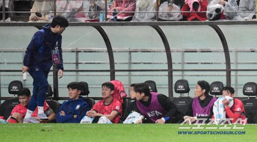 10일 오후 서울 상암동 서울월드컵경기장에서 대한민국 축구대표팀과 브라질의 A매치 평가전이 열렸다. 후반 교체된 김민재, 이재성, 손흥민. 상암=송정헌 기자songs@sportschosun.com/2025.10.10/