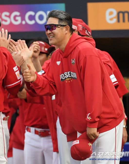 11일 인천SSG랜더스필드에서 열린 SSG와 삼성의 준PO 2차전. 9회말 1사 SSG 김성욱의 끝내기 홈런으로 승리한 이숭용 감독이 기뻐하고 있다. 인천=박재만 기자 pjm@sportschosun.com/2025.10.11/