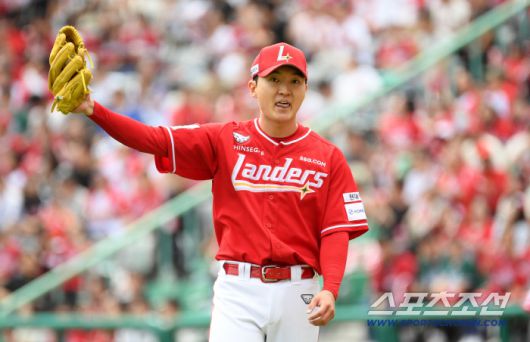 11일 인천SSG랜더스필드에서 열린 SSG와 삼성의 준PO 2차전. SSG 김건우이 1회 모든 아웃카운트를 삼진으로 잡은 뒤 숨을 고르고 있다. 인천=박재만 기자 pjm@sportschosun.com/2025.10.11/