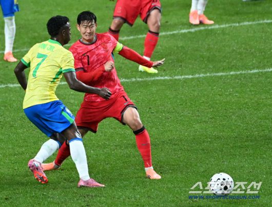 10일 서울월드컵경기장에서 열린 대한민국 축구대표팀과 브라질의 A매치 평가전, 손흥민과 비니시우스가 공을 다투고 있다. 상암=허상욱 기자wook@sportschosun.com/2025.10.10/