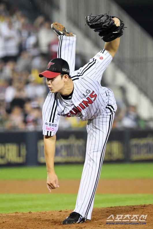 30일 잠실구장에서 열린 LG 트윈스와 두산 베어스의 경기. LG 김영우가 역투하고 있다. 잠실=박재만 기자 pjm@sportschosun.com/2025.09.30/