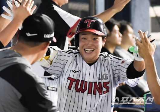 30일 서울 잠실구장에서 열린 KT-LG전. 6회말 1사 박관우가 투런포를 친 후 환영받고 있다. 잠실=정재근 기자 cjg@sportschosun.com/2025.7.30/