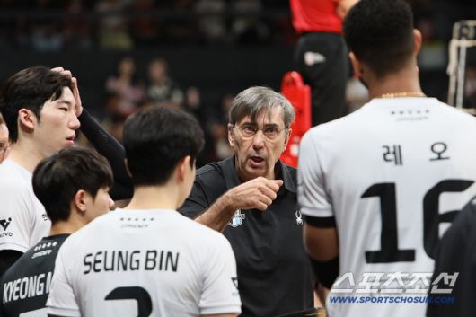 현대캐피탈 필립 블랑 감독이 일본의 울프독스 나고야와의 친선경기에서 선수들에게 작전지시를 하고 있다. 사진제공=현대캐피탈