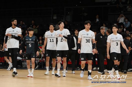 현대캐피탈 선수들이 일본 울프독스 나고야와의 친선경기에서 코트에 나서고 있다. 사진제공=현대캐피탈