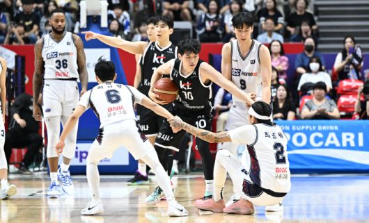 4일 수원 KT전에서 종아리 통증을 호소하며 넘어진 최준용을 동료 선수들이 일으켜 주고 있다. 사진제공=KBL