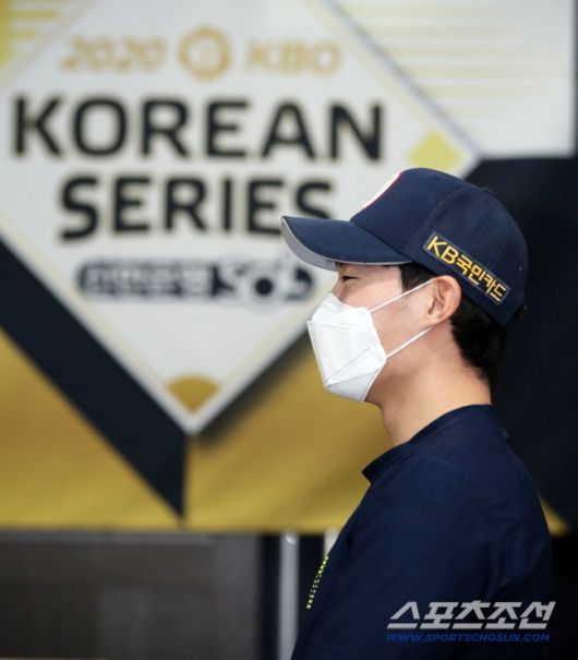 2020 KBO 리그 한국시리즈 3차전 NC 다이노스와 두산 베어스의 경기가 20일 고척스카이돔에서 열린다. 경기 전 두산 이승진이 인터뷰를 하고 있다. 고척=박재만 기자 pjm@sportschosun.com/2020.11.20/