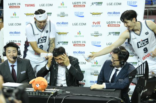 KCC 이상민 감독 3일 삼성과의 개막전 승리 이후 방송 인터뷰 도중 선수들의 축하 물세례를 받고 있다. 사진제공=KBL