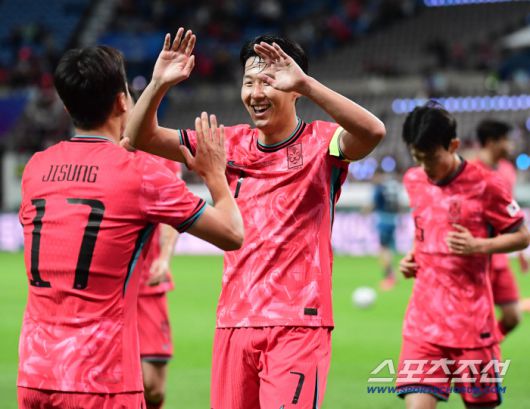 14일 서울월드컵경기장에서 열린 축구대표팀과 파라과이의 평가전. 전반전 대표팀 엄지성이 선취골을 성공시켰다. 손흥민과 함께 기뻐하는 엄지성. 상암=송정헌 기자songs@sportschosun.com/2025.10.14/