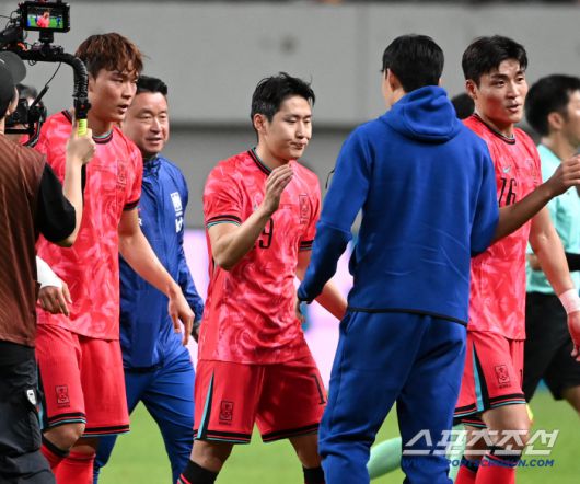 14일 서울월드컵경기장에서 열린 대한민국 축구대표팀과 파라과이의 평가전. 대한민국이 2대0으로 승리했다. 이강인, 오현규와 기쁨을 나누는 손흥민의 모슴. 상암=허상욱 기자wook@sportschosun.com/2025.10.14/