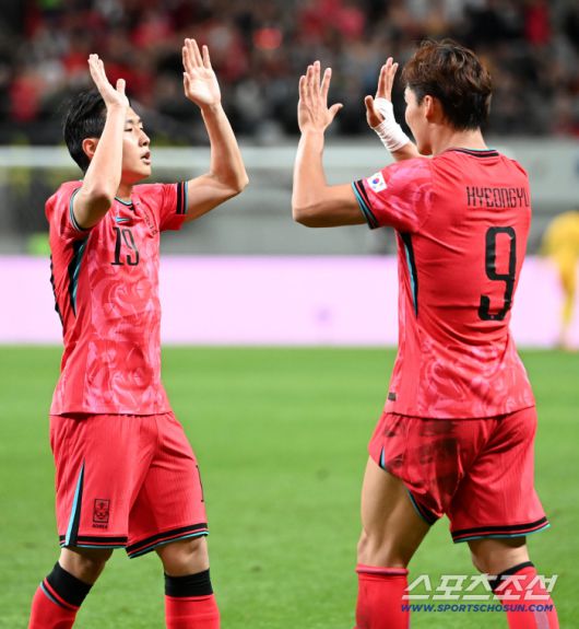 14일 서울월드컵경기장에서 열린 대한민국 축구대표팀과 파라과이의 평가전. 오현규가 후반 팀의 두번째 골을 터뜨리고 이강인과 함께 환호하고 있다. 상암=허상욱 기자wook@sportschosun.com/2025.10.14/