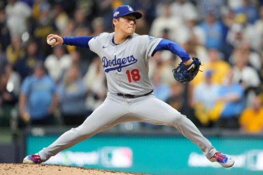 MILWAUKEE, WISCONSIN - OCTOBER 14: Yoshinobu Yamamoto #18 of the Los Angeles Dodgers pitches during the ninth inning against the Milwaukee Brewers in game two of the National League Championship Series at American Family Field on October 14, 2025 in Milwaukee, Wisconsin.   Patrick McDermott/Getty Images/AFP (Photo by Patrick McDermott / GETTY IMAGES NORTH AMERICA / Getty Images via AFP)        <저작권자(c) 연합뉴스, 무단 전재-재배포, AI 학습 및 활용 금지>