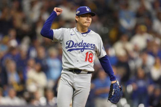 MILWAUKEE, WISCONSIN - OCTOBER 14: Yoshinobu Yamamoto #18 of the Los Angeles Dodgers celebrates after beating the Milwaukee Brewers 5-1 in game two of the National League Championship Series at American Family Field on October 14, 2025 in Milwaukee, Wisconsin.   Michael Reaves/Getty Images/AFP (Photo by Michael Reaves / GETTY IMAGES NORTH AMERICA / Getty Images via AFP)        <저작권자(c) 연합뉴스, 무단 전재-재배포, AI 학습 및 활용 금지>