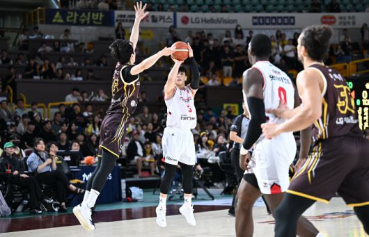 전반, LG의 3점슛은 답답할 정도로 들어가지 않았다. 반면 정관장은 자신의 페이스로 공격을 전개했다. 사진제공=KBL