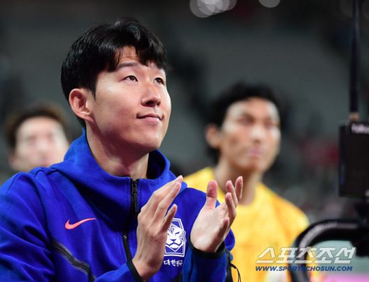 14일 서울월드컵경기장에서 열린 축구대표팀과 파라과이의 평가전. 한국이 파라과이에 2대 0으로 승리했다. 경기 종료 후 팬들에게 인사를 건네고 있는 대표팀 손흥민. 상암=송정헌 기자songs@sportschosun.com/2025.10.14/