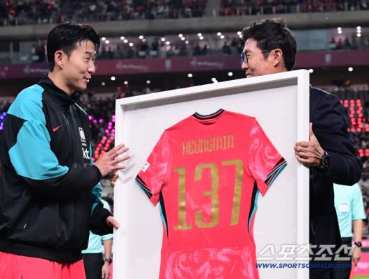 14일 서울월드컵경기장에서 열린 축구대표팀과 파라과이의 평가전. 경기 전 손흥민 A매치 최다 출전(137경기) 기념식이 열렸다. 차범근 감독의 축하를 받고 있는 손흥민. 상암=송정헌 기자songs@sportschosun.com/2025.10.14/