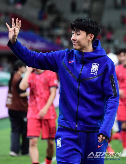 14일 서울월드컵경기장에서 열린 축구대표팀과 파라과이의 평가전. 한국이 파라과이에 2대 0으로 승리했다. 경기 종료 후 팬들에게 인사를 건네고 있는 대표팀 손흥민. 상암=송정헌 기자songs@sportschosun.com/2025.10.14/