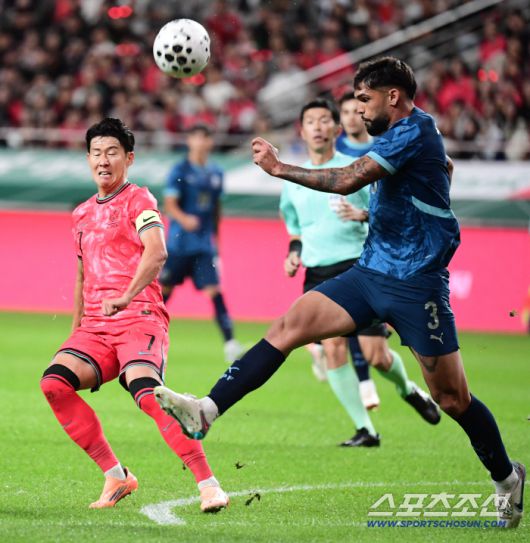 14일 서울월드컵경기장에서 열린 축구대표팀과 파라과이의 평가전. 돌파가 막히고 있는 손흥민. 상암=송정헌 기자songs@sportschosun.com/2025.10.14/