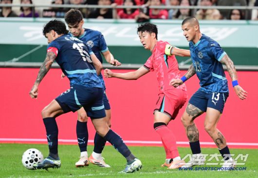 14일 서울월드컵경기장에서 열린 축구대표팀과 파라과이의 평가전. 파라과이 선수들에게 둘러싸인 손흥민. 상암=송정헌 기자songs@sportschosun.com/2025.10.14/