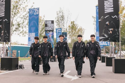 LCK 4개팀 중 가장 먼저 2승째를 올리며 롤드컵 8강 진출에 바짝 다가선 KT 롤스터 선수들이 경기장에 입장하고 있다. 사진제공=라이엇게임즈