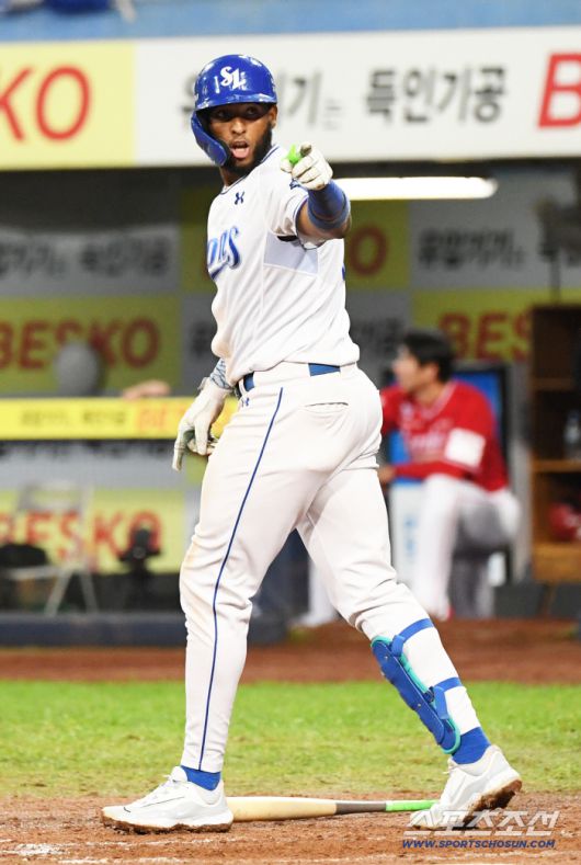 14일 대구 라이온즈파크에서 열린 삼성과 SSG의 준PO 4차전. 8회말 2사 1루 삼성 디아즈가 역전 투런포를 날린 뒤 환호하고 있다. 대구=박재만 기자 pjm@sportschosun.com/2025.10.14/