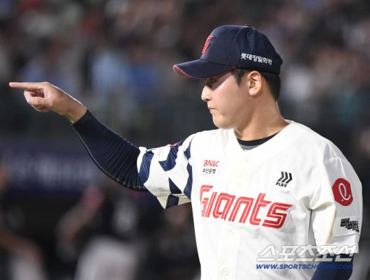 28일 부산 사직구장에서 열린 KT-롯데전. 7회초 등판해 실점 위기를 넘긴 최준용이 손성빈 포수를 가리키고 있다. 부산=정재근 기자 cjg@sportschosun.com/2025.8.28/