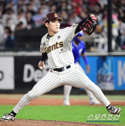 26일 부산 사직야구장에서 열린 KBO리그 롯데와 삼성의 경기. 투구하는 롯데 최준용. 부산=송정헌 기자songs@sportschosun.com/2025.09.26/