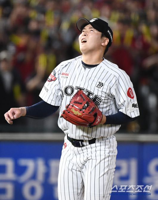 25일 부산 사직구장에서 열린 KIA와 롯데의 경기. 7회초 1사 1, 3루 최준용이 위즈덤에게 볼넷을 내준 후 아쉬워하고 있다. 부산=정재근 기자 cjg@sportschosun.com/2025.7.25/