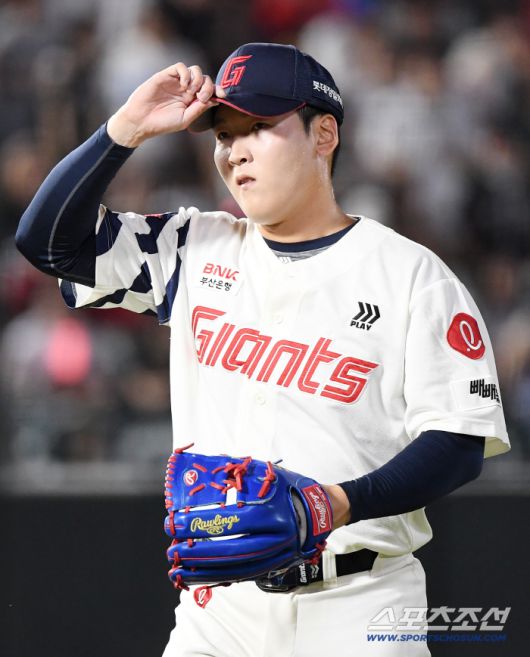 26일 부산 사직구장에서 열린 KT와 롯데의 경기. 7회 등판한 최준용이 무실점으로 이닝을 마친 후 모자를 고쳐쓰고 있다. 부산=정재근 기자 cjg@sportschosun.com/2025.8.26/