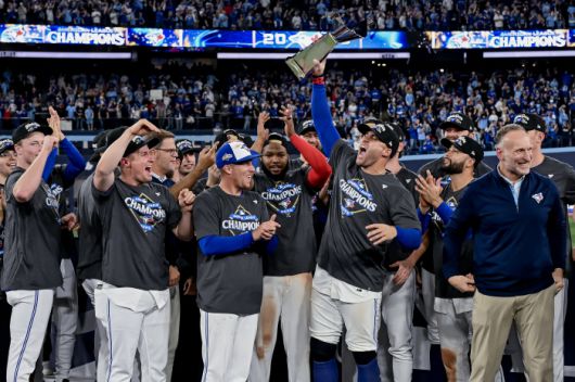 32년 만에 월드시리즈 진출을 자축하는 토론토 블루제이스 선수단. 연합뉴스