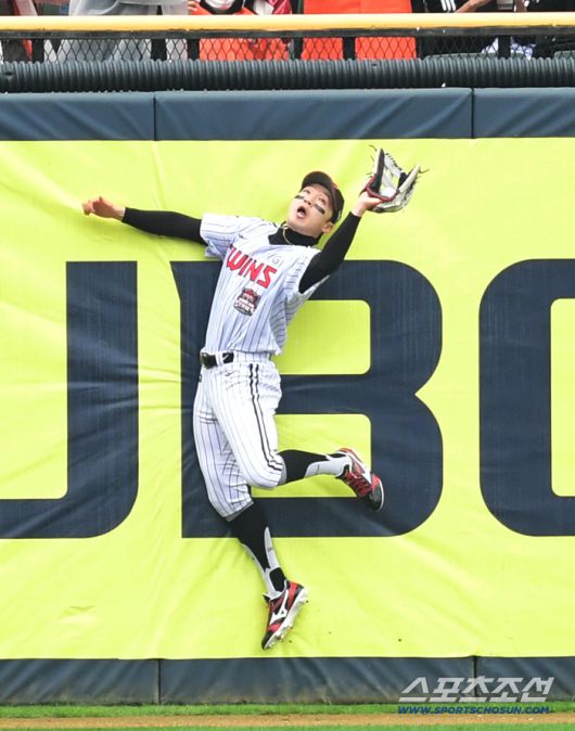 26일 잠실구장에서 열린 한화와 LG의 KS 1차전. 1회초 1사 1루. 문현빈의 큼지막한 타구를 잡아내고 있는 LG 박해민 중견수. 잠실=송정헌 기자songs@sportschosun.com/2025.10.26/