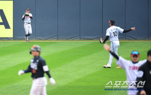 26일 잠실구장에서 열린 한화와 LG의 KS 1차전. 1회초 1사 1루. 문현빈의 큼지막한 타구를 잡아낸 LG 박해민 중견수. 잠실=송정헌 기자songs@sportschosun.com/2025.10.26/