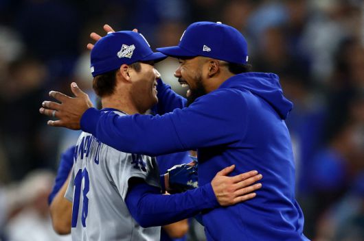 야마모토 요시노부가 완투승을 거두자 테오스카 에르난데스가 격한 포옹을 건네며 축하해주고 있다. AFP연합뉴스