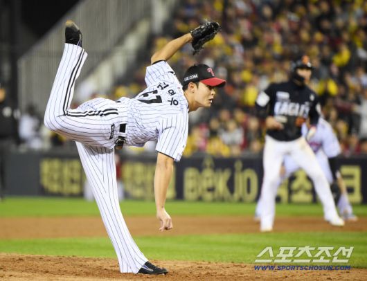 27일 서울 잠실구장에서 열린 한화와 LG의 한국시리즈 2차전. 4회초 2사 만루 김영우가 밀어내기 볼넷을 내주고 있다. 잠실=정재근 기자 cjg@sportschosun.com/2025.10.27/