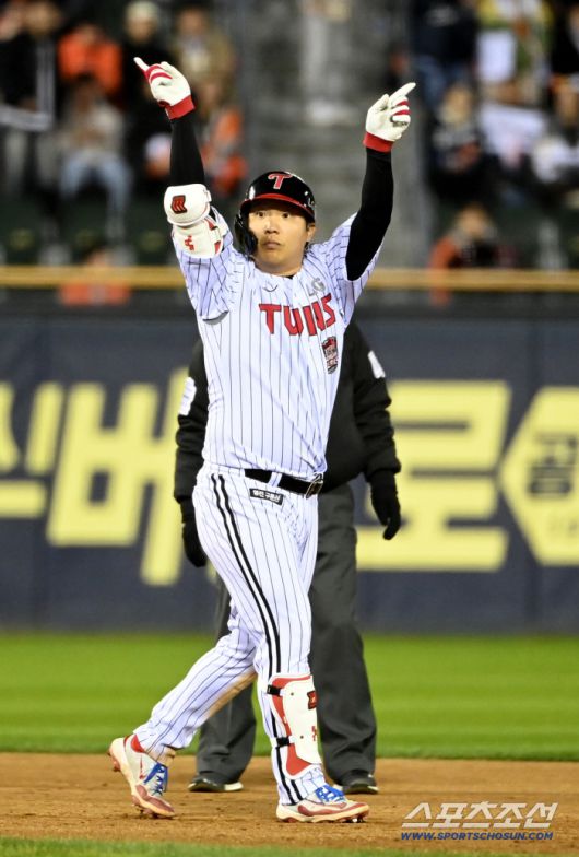 27일 서울 잠실구장에서 열린 한화와 LG의 한국시리즈 2차전. 4회말 2사 만루 문보경이 담장으로 향하는 타구를 날린 후 홈런을 확신하며 비디오 판독 제스쳐를 취하고 있다. 문보경의 타구는 담장을 맞고 나와 3타점 2루타가 됐다. 잠실=허상욱 기자wook@sportschosun.com/2025.10.27/