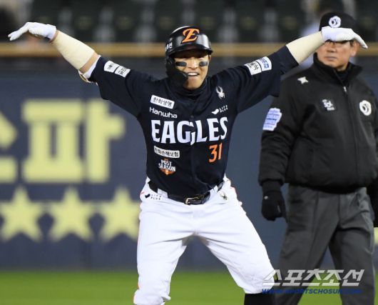 27일 서울 잠실구장에서 열린 한화와 LG의 한국시리즈 2차전. 1회초 2사 손아섭이 2루타를 친 후 환호하고 있다. 잠실=정재근 기자 cjg@sportschosun.com/2025.10.27/