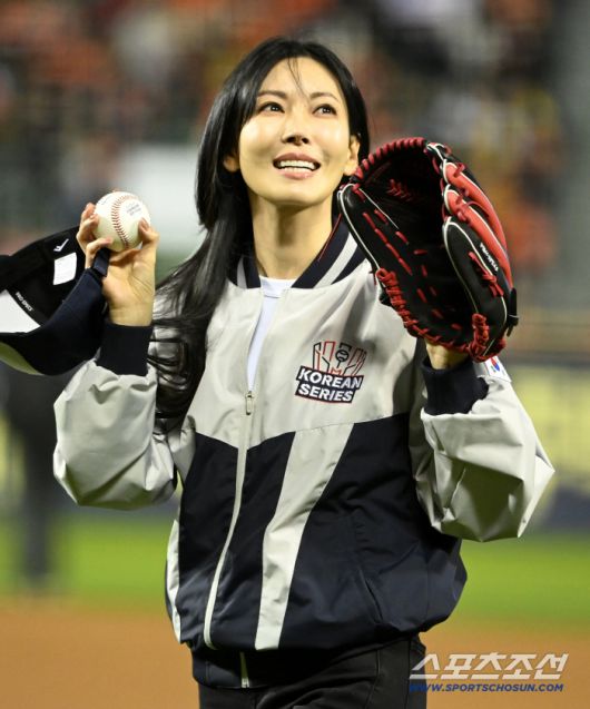 27일 서울 잠실구장에서 열린 한화와 LG의 한국시리즈 2차전. 배우 김소연이 시구를 위해 마운드에 오르고 있다. 잠실=허상욱 기자wook@sportschosun.com/2025.10.27/