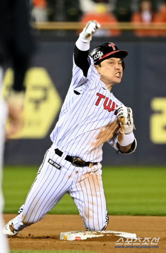 27일 서울 잠실구장에서 열린 한화와 LG의 한국시리즈 2차전. 2회말 무사 만루 박동원이 2타점 2루타를 치고 환호하고 있다. 잠실=허상욱 기자wook@sportschosun.com/2025.10.27/