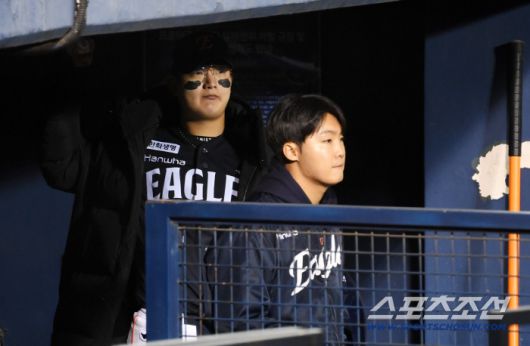 마무리 김서현도 답답한 표정으로 경기를 끝까지 지켜봤다.