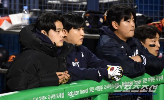 류현진이 조기 강판을 지켜본 문동주.